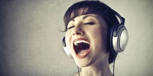Làm sao để giọng hát karaoke cao hơn, khỏe hơn?