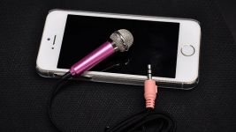 Nên hát karaoke trên điện thoại hay hát karaoke trên máy tính?